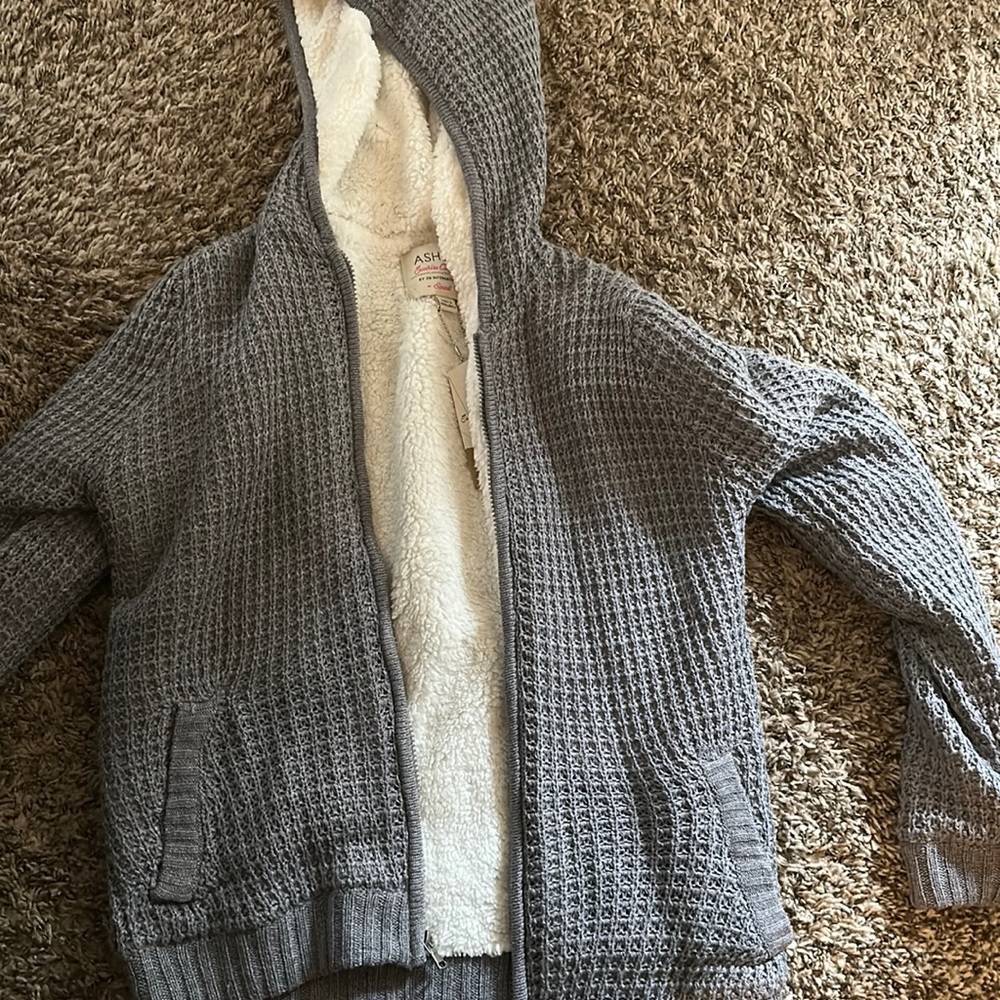 Woman’s Zipup Sweater